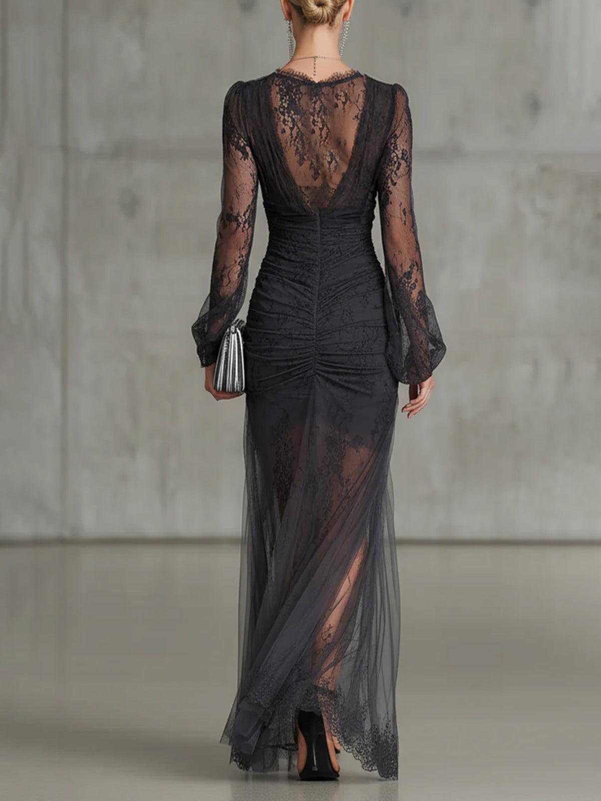 Camille | Longue robe noire à décolleté en V